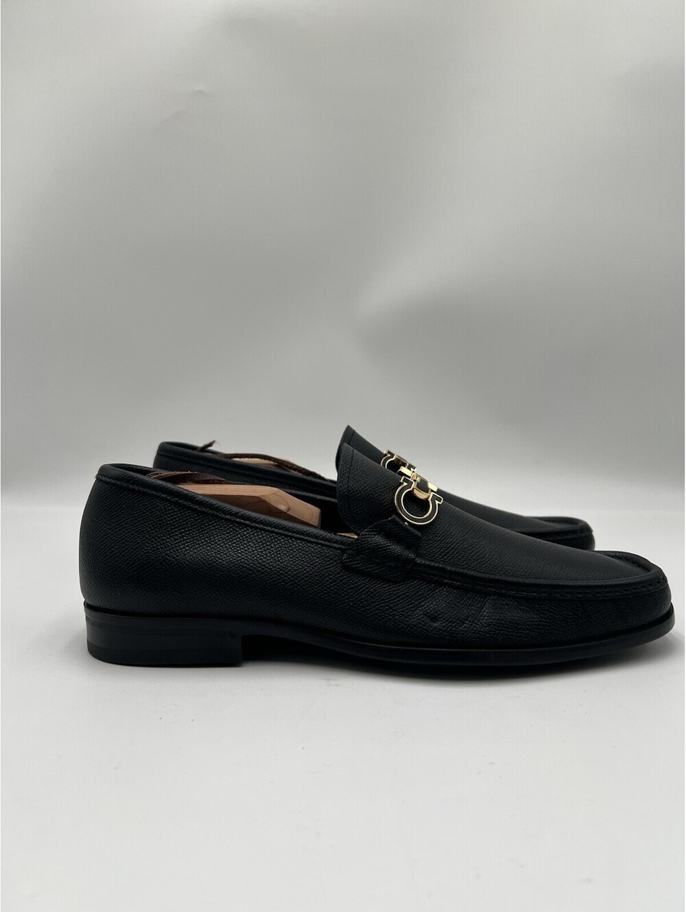 Salvatore Ferragamo Chris Gancini-plaque leather loafers in Black Size 8.5E